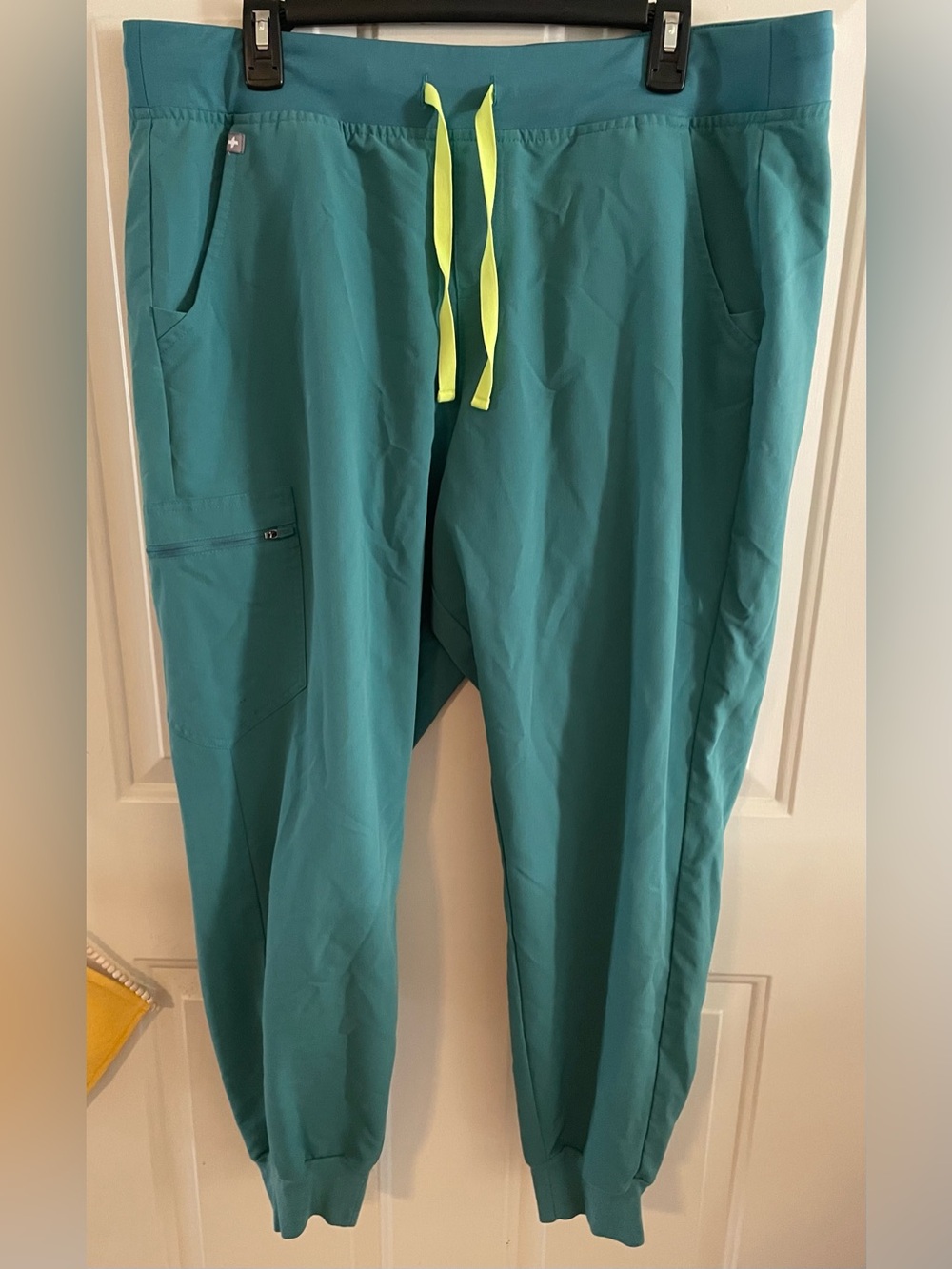 FIGS Zamora scrub joggers